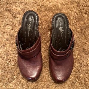 Women’s Born Crown leather clogs.